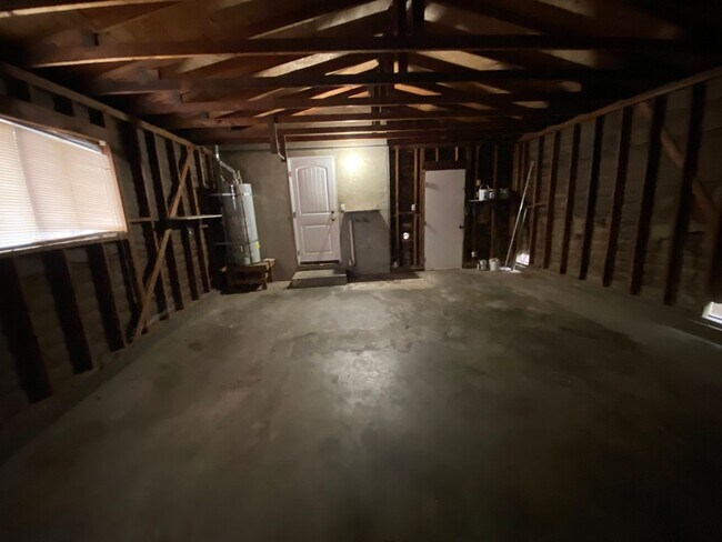 Building Photo - Spacious home Available Now!