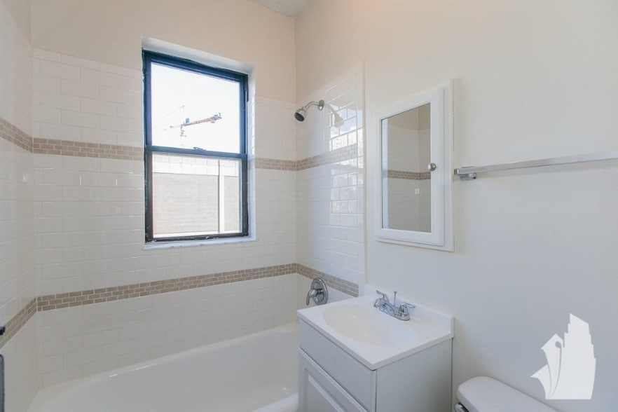 Building Photo - 839 W Sheridan Rd