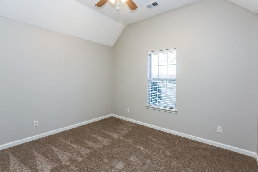 Building Photo - 7135 Maple Grove Rd