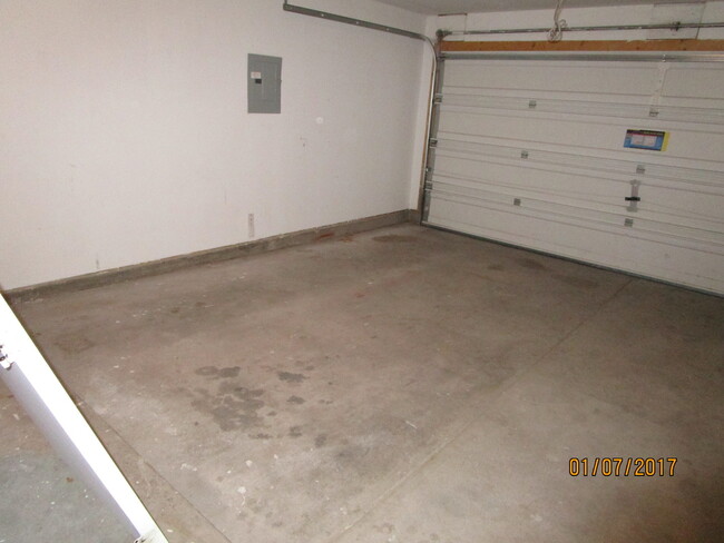 Building Photo - SW 3BR 2 Bath 2 car garage 1050SF