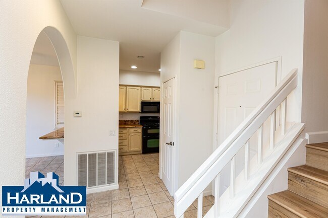 Building Photo - 3882 Creststone Pl