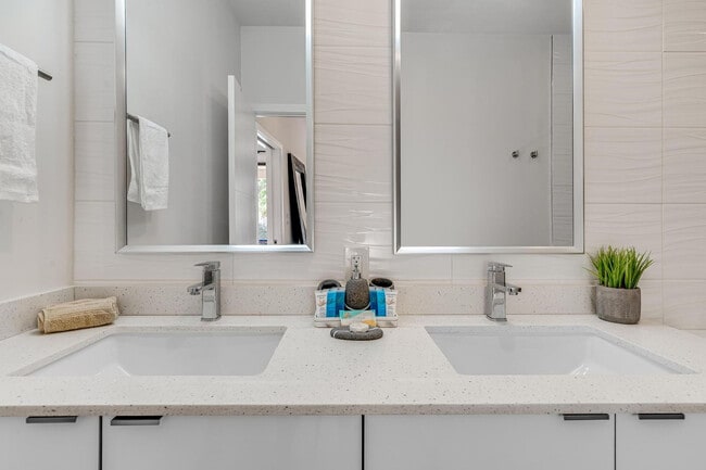 Building Photo - 826 SW 14th Ct