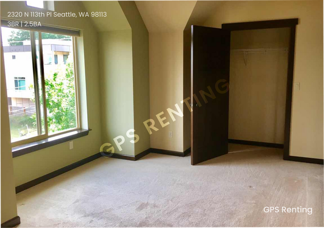 Building Photo - 3 Bed 2.5 Bath Town Home in North Seattle