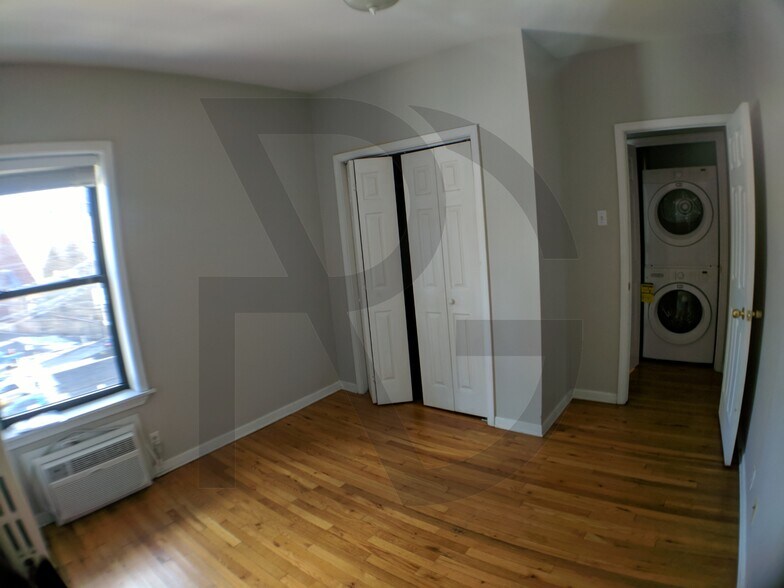 Building Photo - 736 W Addison St
