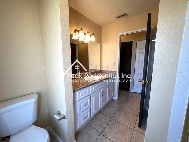 Building Photo - Spacious Elk Grove 2bd/2ba Triplex