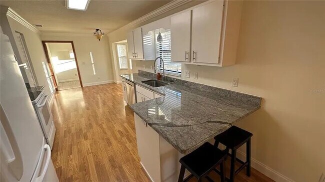 Kitchen - 185 SE 62nd Ave