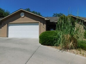 Building Photo - Spacious Duplex in Autumn Glen Subdivision