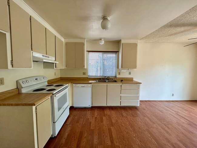 Building Photo - Spacious 3-Bedroom Home in Southtown Vacav...