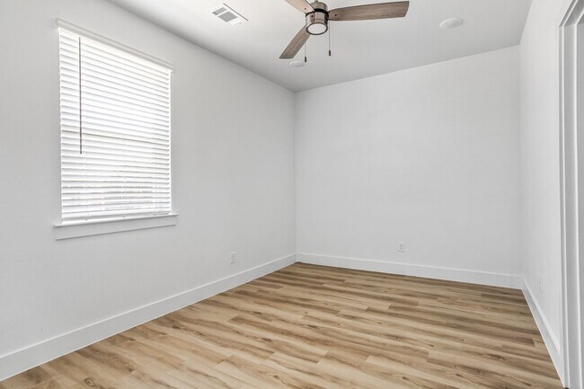 Building Photo - 2505 Benbrook Blvd