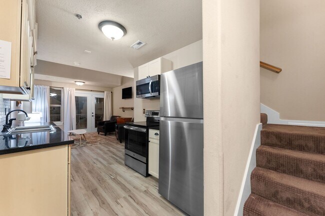 Building Photo - Unfurnished or Furnished 2 bedroom 2 bath Condo/Apartment in a Gated Community,  Blue Eye, MO,  N...