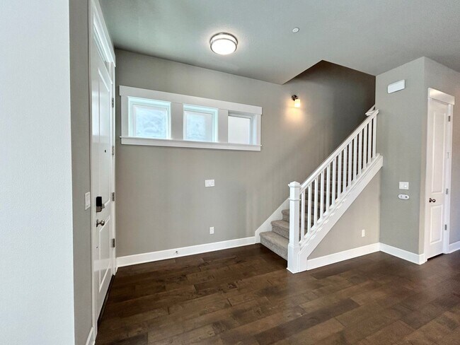 Building Photo - Luxury and Convenience Awaits in this Stunning 3 Bedroom, 2.5 Bathroom House with Abundant Parkin...