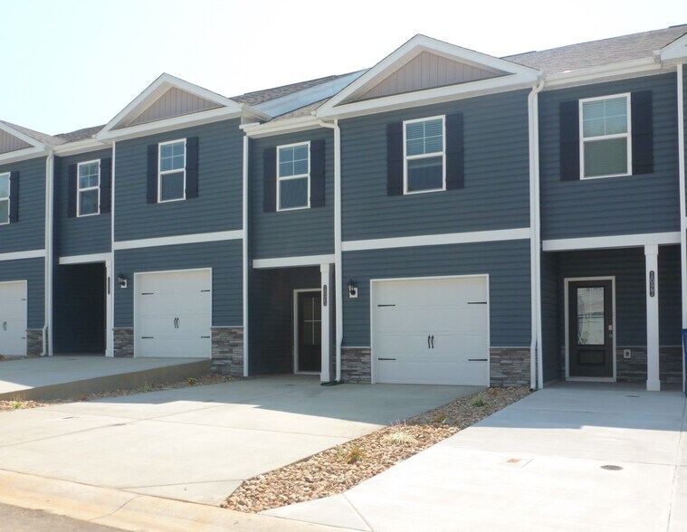 Building Photo - 1025 Saylors Pl