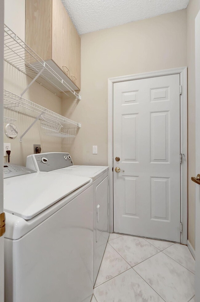 Building Photo - 11081 Springbrook Cir