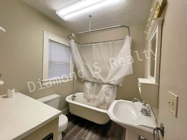 Building Photo - Charming Bungalow-Style Home Available Now