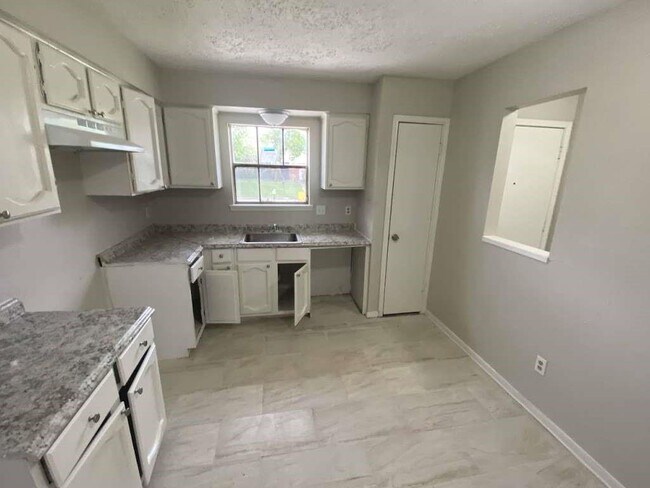 Building Photo - 3306 Trail Lake Dr