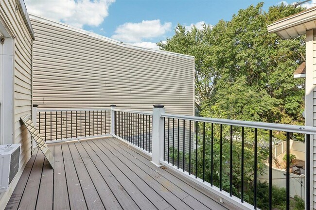 Building Photo - 541 70th St