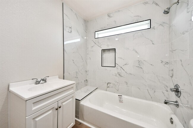 Building Photo - 2804 Bringhurst St