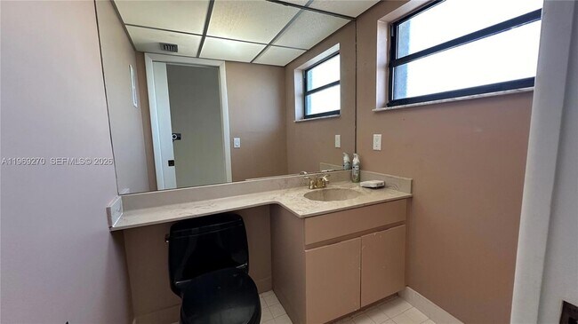 Building Photo - 330 SE 20th Ave