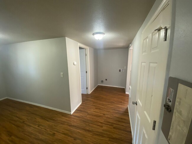 Building Photo - ***MOVE IN SPECIAL!!!*** Newly Remodeled 1...