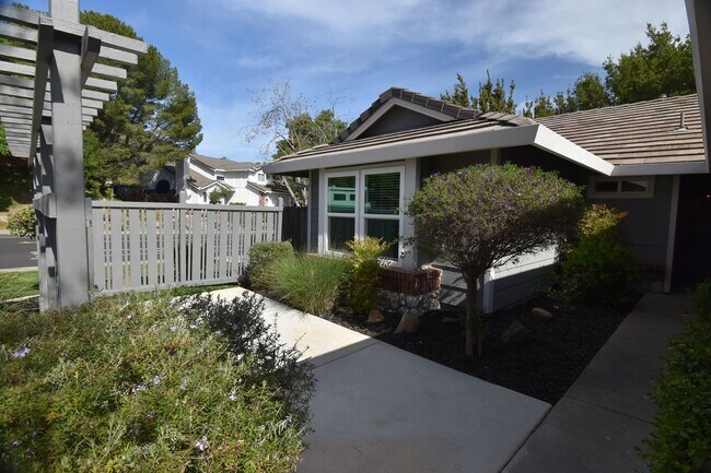 Building Photo - 301 Willowwood Ct