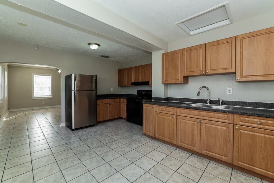 Building Photo - 831 C St