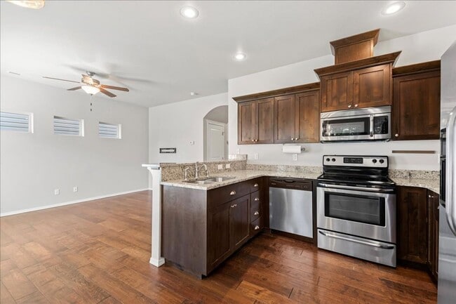 Building Photo - Centrally Located 3 Bedroom 2.5 Bathroom Home