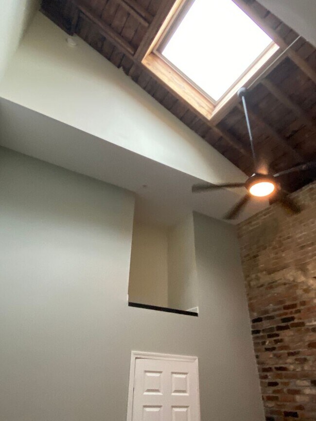 Building Photo - 108 W 6th St