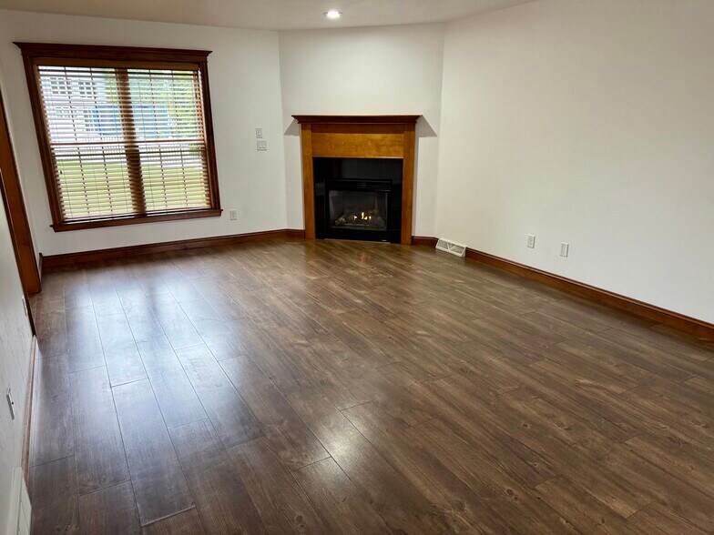 Building Photo - 707 Edge Point Ct