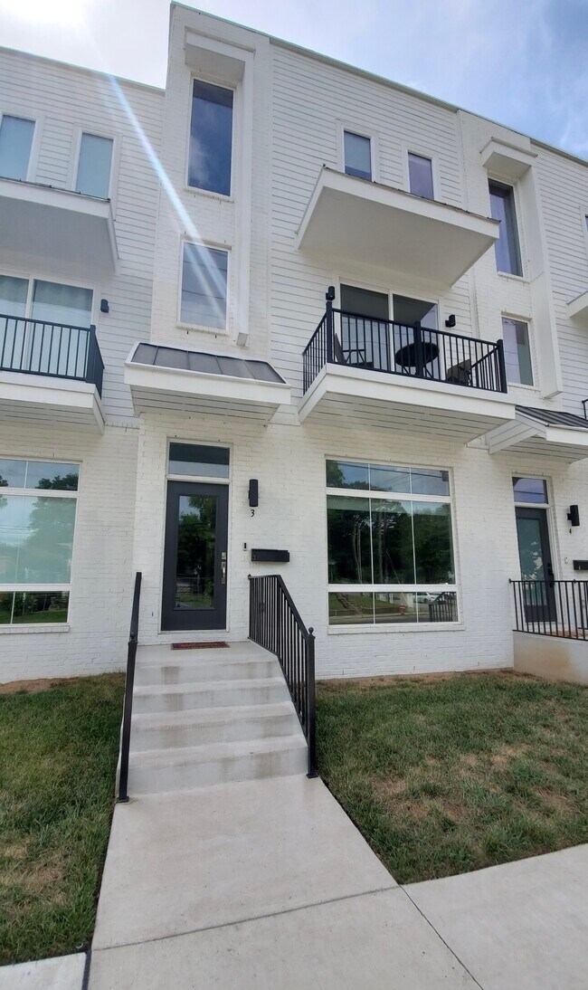 Building Photo - 1300 Lischey Ave