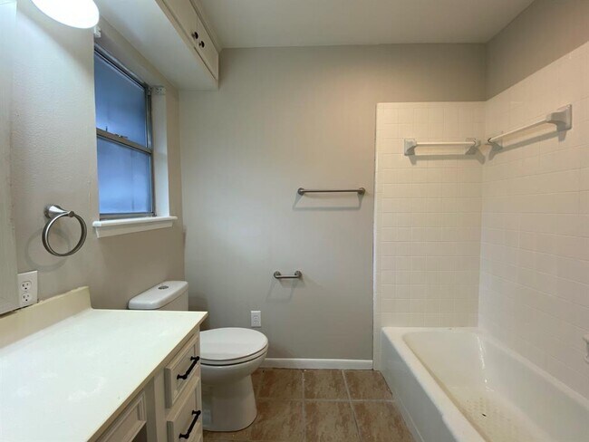 Building Photo - 3909 Ascot Ln