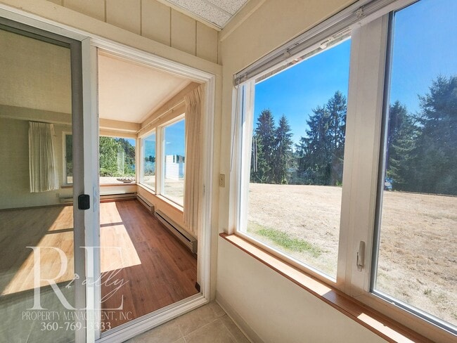 Building Photo - Quiet Living with Panoramic Dyes Inlet Sun...