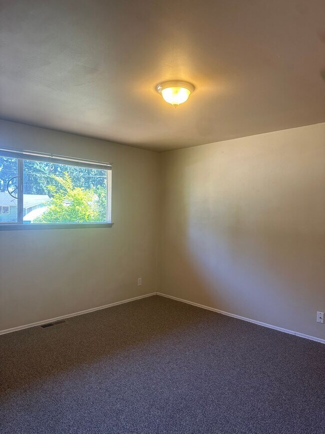 Building Photo - Updated 3-Bedroom Home with Deck & Garage in Mountlake Terrace!!!
