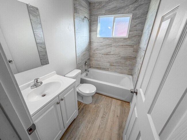 Building Photo - Charming Duplex with Prime Location in West Valley!