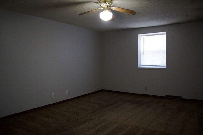 Building Photo - Affordable 3 Bedroom Duplex, SW Columbia!