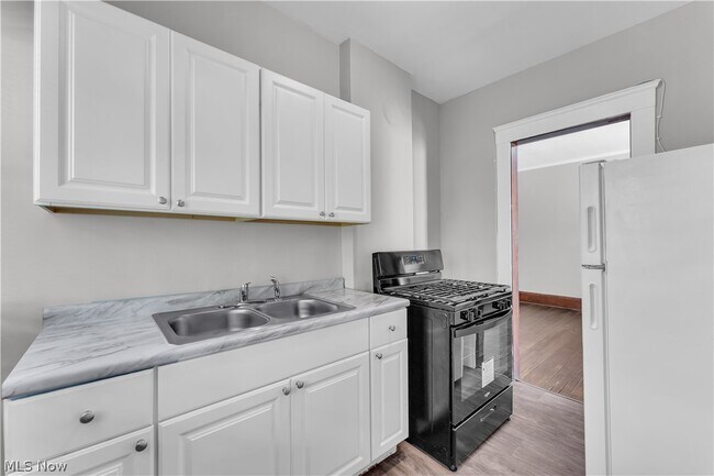 Building Photo - 1321 W 85th St