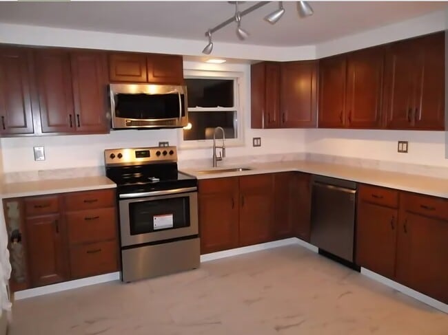 Building Photo - 2617 Bethel Crest Dr