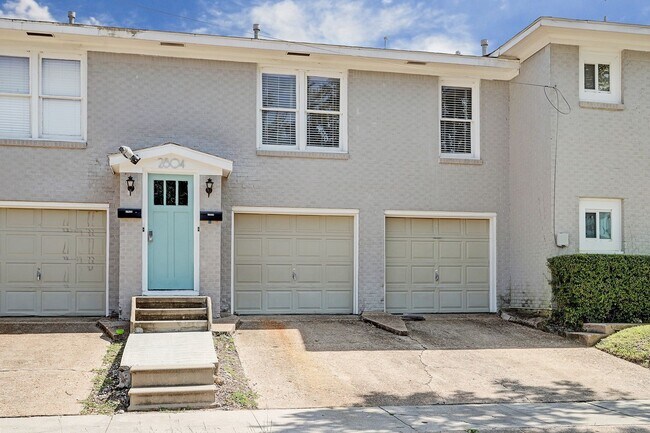 Building Photo - 949 Teetshorn St