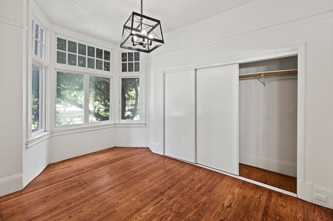 Building Photo - 1809 Oak St