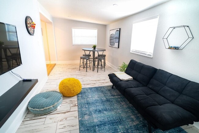 Building Photo - Chic & Stylish  Central location