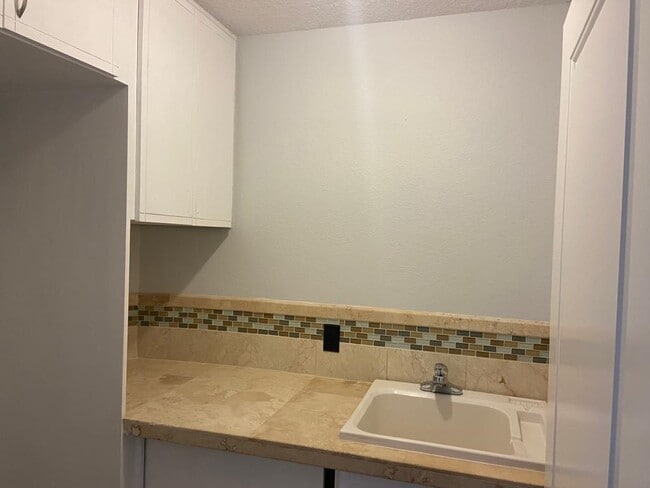 Building Photo - 1826 Shadyhill Ter