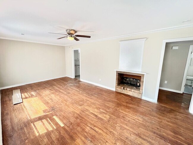 Building Photo - CHARMING BUNGALOW STYLE HOME LOCATED IN HE...