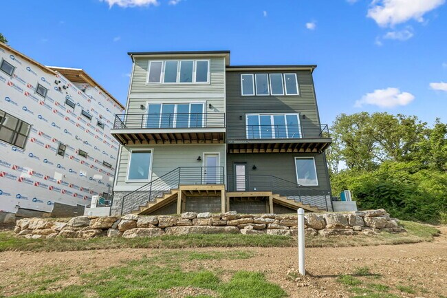 Building Photo - "Spacious 4-Bed, 4-Bath Gem in Nashville -...