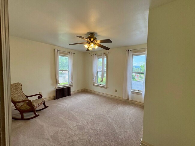 Building Photo - Large 4 bedroom house near Waynesboro Hospital