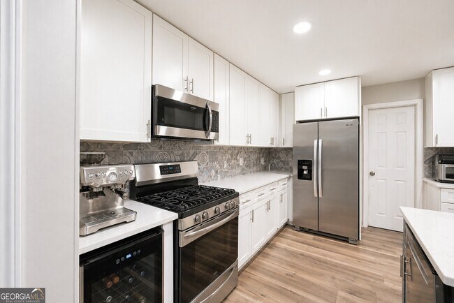 Building Photo - 135 Summer Brooke