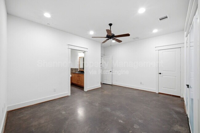 Building Photo - 2323 Sperber Ln