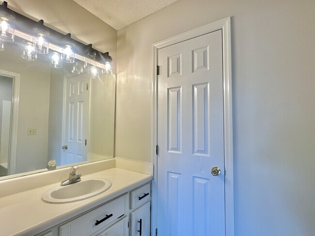 Building Photo - 334 Sawgrass Dr