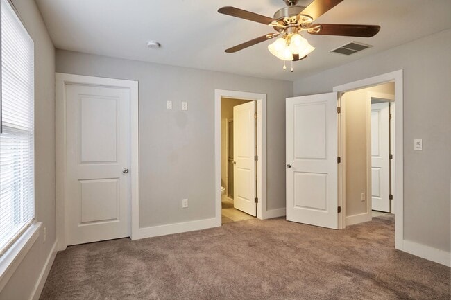 Building Photo - 3 BR/4 BA Townhome - 1720 SF in Vineland - Kings Crossing!