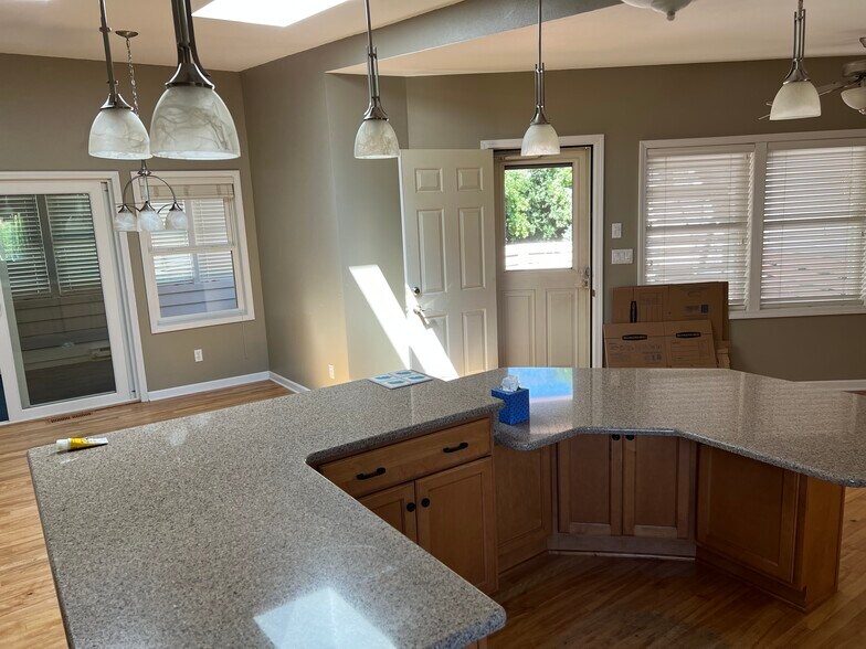 Kitchen dining - 3295 N Silver Lake Dr