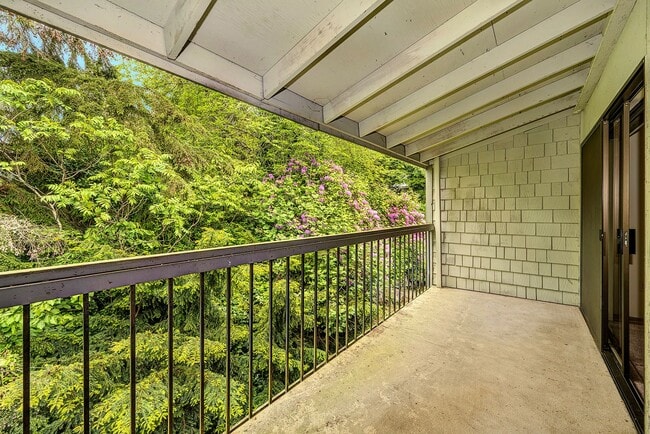Building Photo - Lake Ballinger Townhouse 3 Bedroom