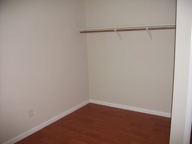 Building Photo - 4 bedroom home/ 2.5 Bath Single Family Hom...